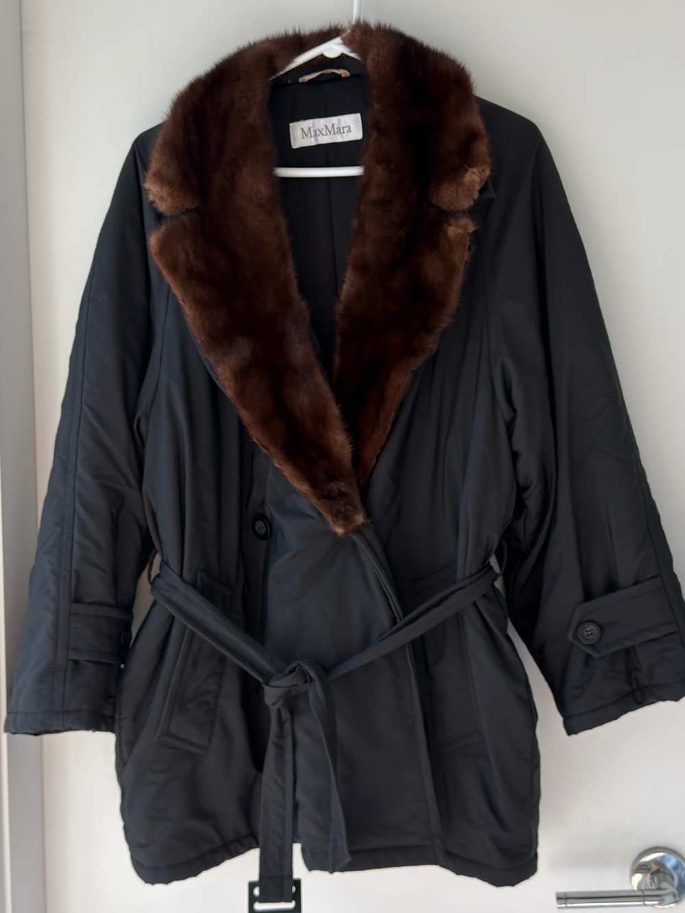 MaxMara Black Coat with Brown Fur Collar sizeM/L